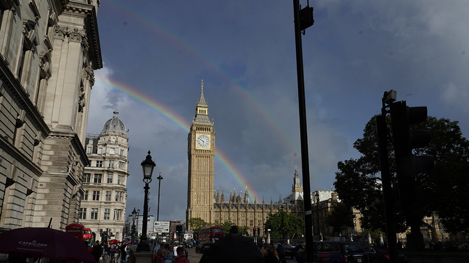 Queen Elizabeth II dies at 96: Double rainbow appears over Buckingham Palace as mourners gather